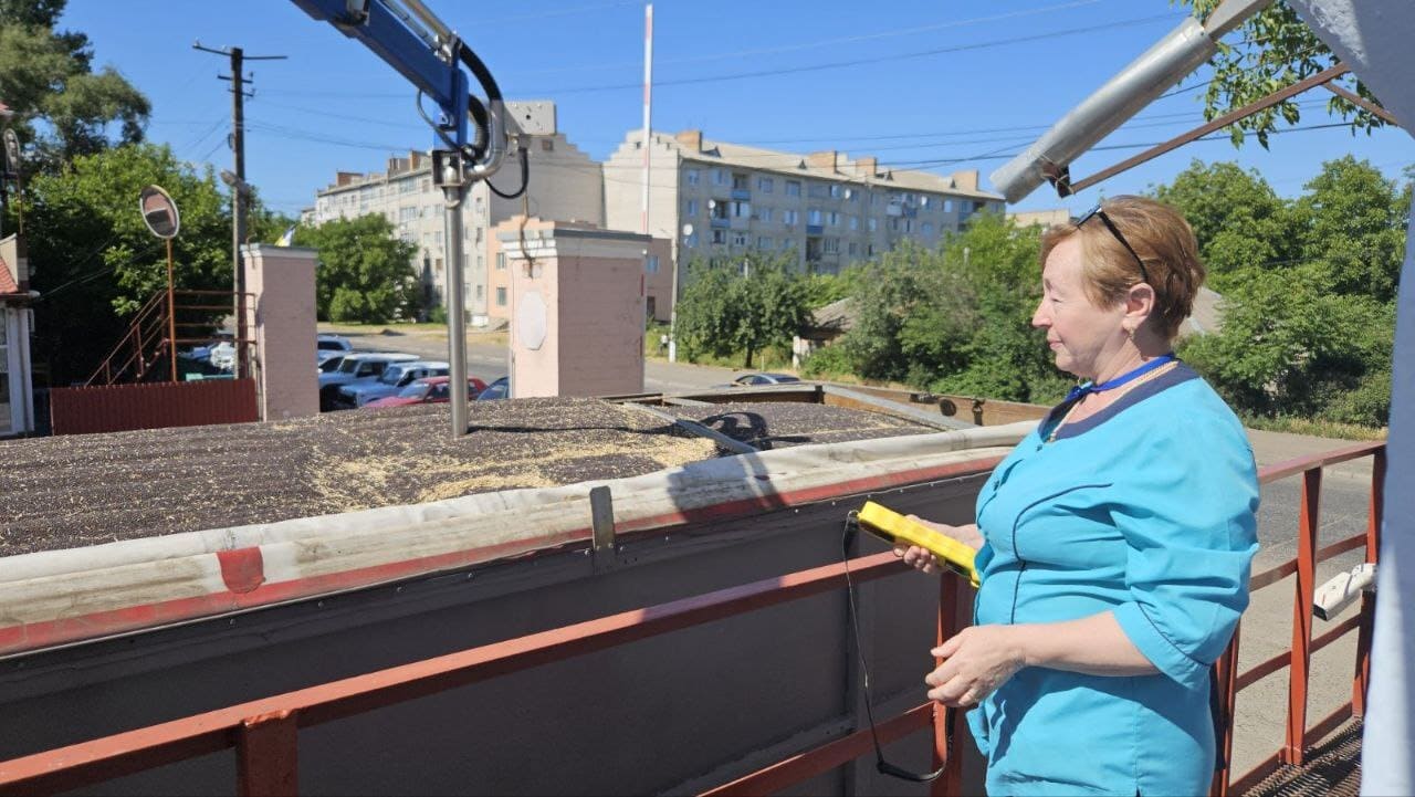 ПЕРШУ ПАРТІЮ ЗЕРНА ОЗИМОГО РІПАКУ, НОВОГО ВРОЖАЮ, ПРИЙНЯЛО