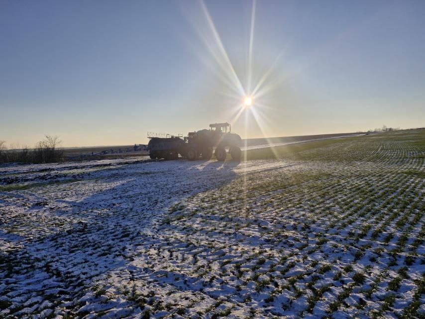 КАРБАМІДО-АМІАЧНА СУМІШ НЕЗАМІННА У РОСЛИННИЦТВІ